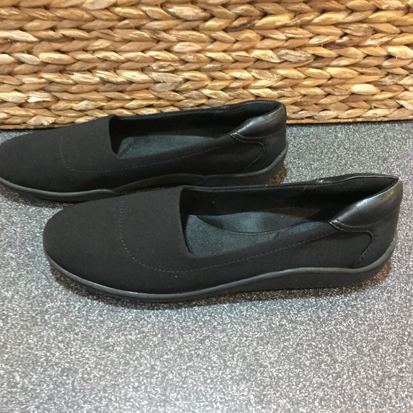 Easy Spirit Black Gift 2 Slip-on Shoes - Picture 13 of 14
